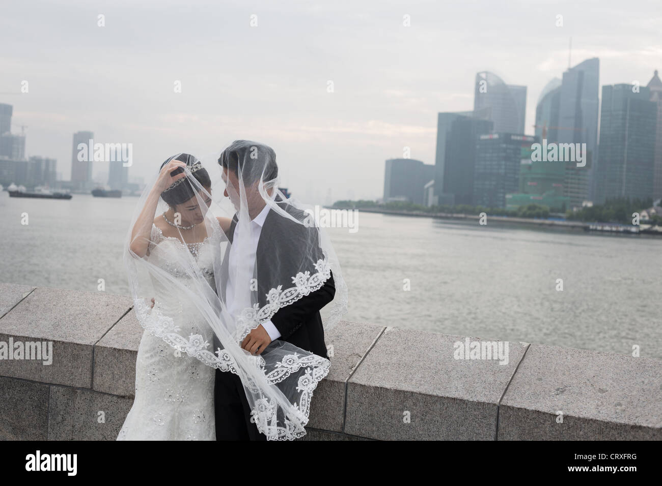 Les jeunes couples chinois ont tourné les photographies de mariage, début de matinée sur le Bund, avec en arrière-plan de Pudong, à Shanghai, Chine Banque D'Images