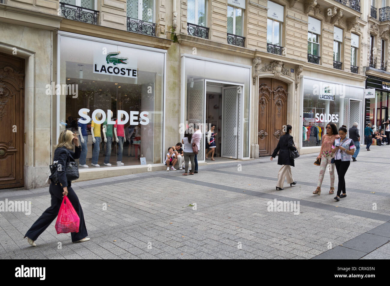 La chaussee de l Avenue des Champs Elysees en face du magasin Lacoste Paris France Photo Stock Alamy