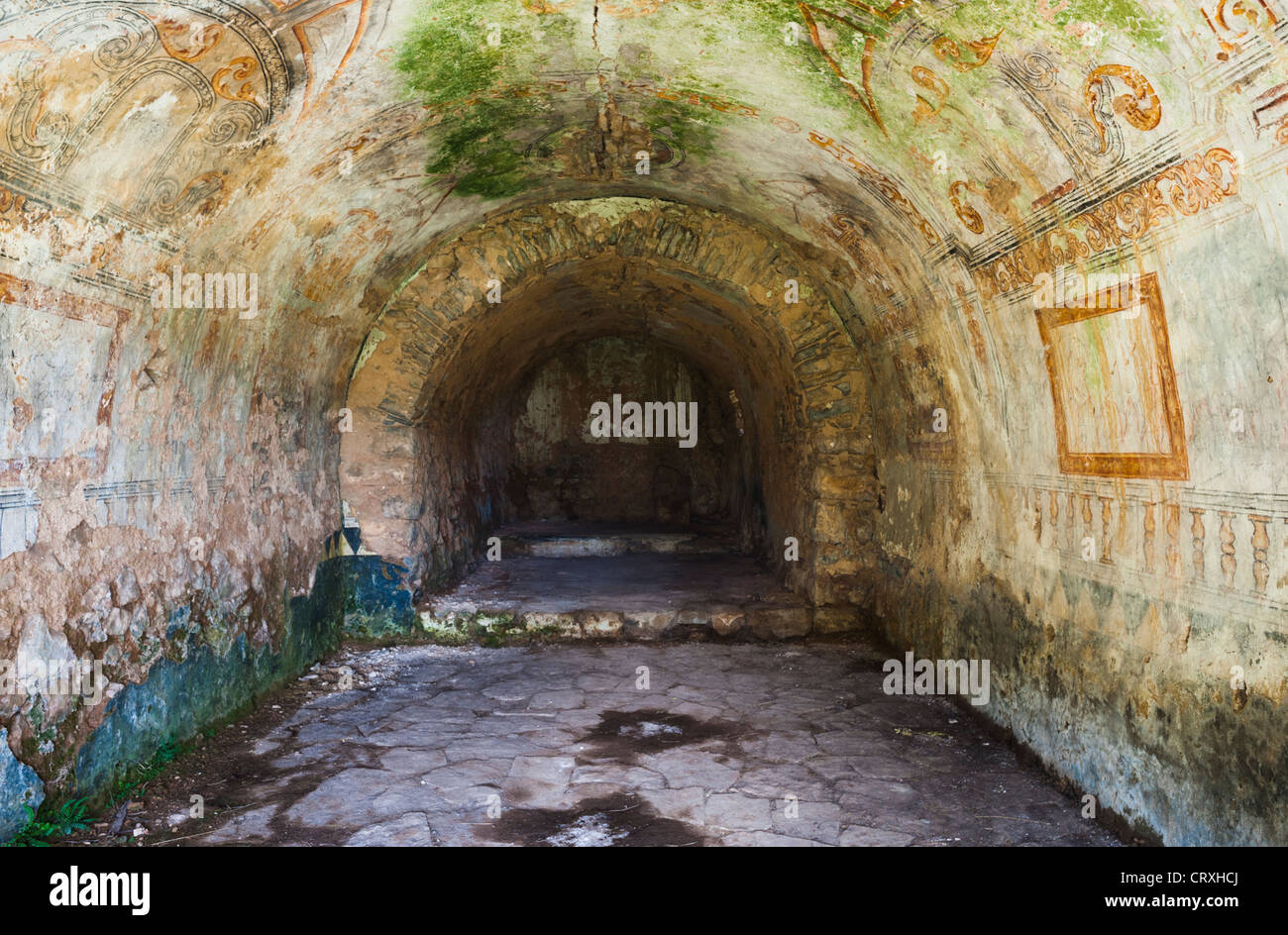 Intérieur de l'ermitage de San Anton (Ermita de San Antón), près de San Vitorian, sur les pentes de Pena Montanesa, Huesca, Espagne Banque D'Images