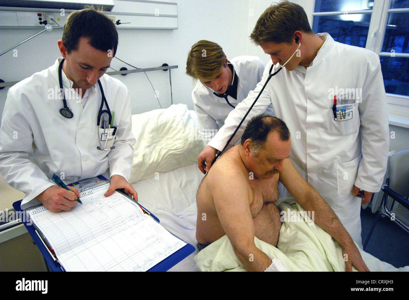 Rondes de médecins en formation chez un patient Banque D'Images