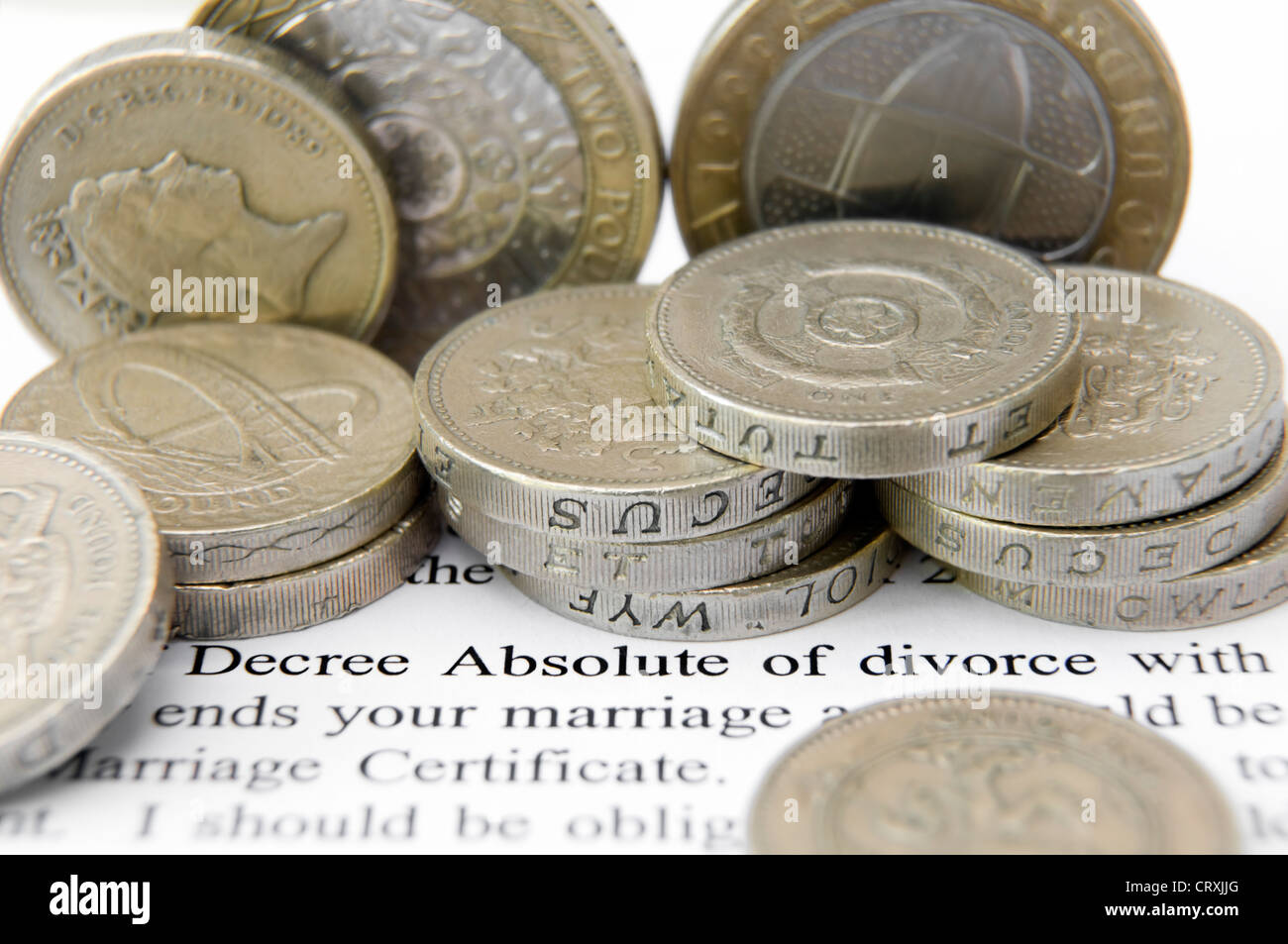 Sterling pièces le haut de procureurs lettre soulignant les mots jugement irrévocable de divorce, concept de séparation et divorce Banque D'Images