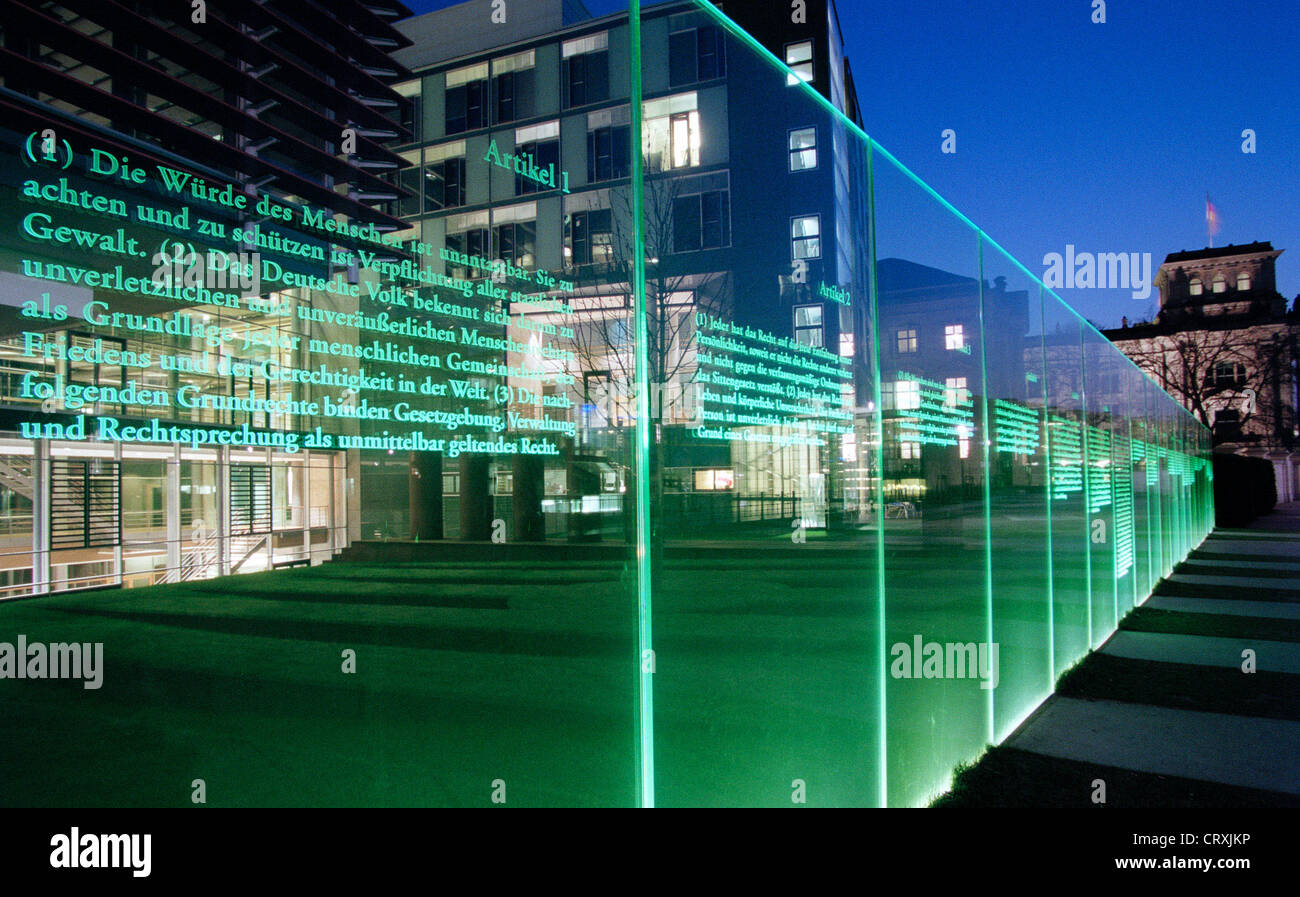 Panneaux de verre lumineux avec les droits fondamentaux des citoyens  allemands Photo Stock - Alamy