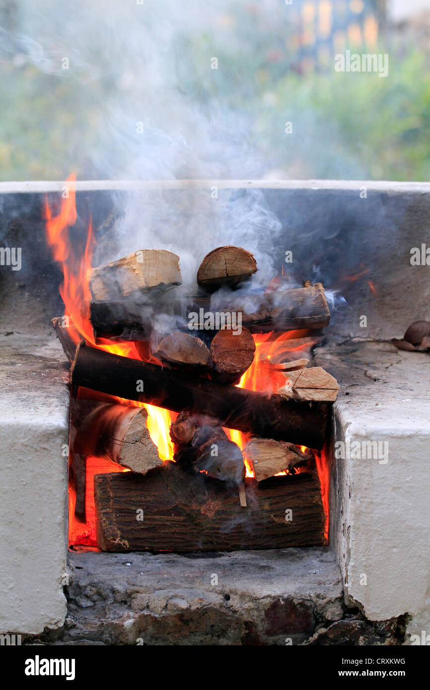 Allumé le feu en prévision d'un braai (barbecue) en Afrique du Sud. Banque D'Images