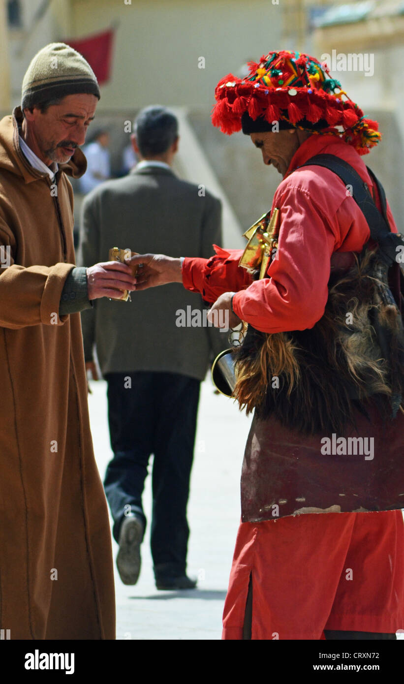 Un porteur d'eau sert de tasses d'eau dans la région de Fes, Maroc Banque D'Images