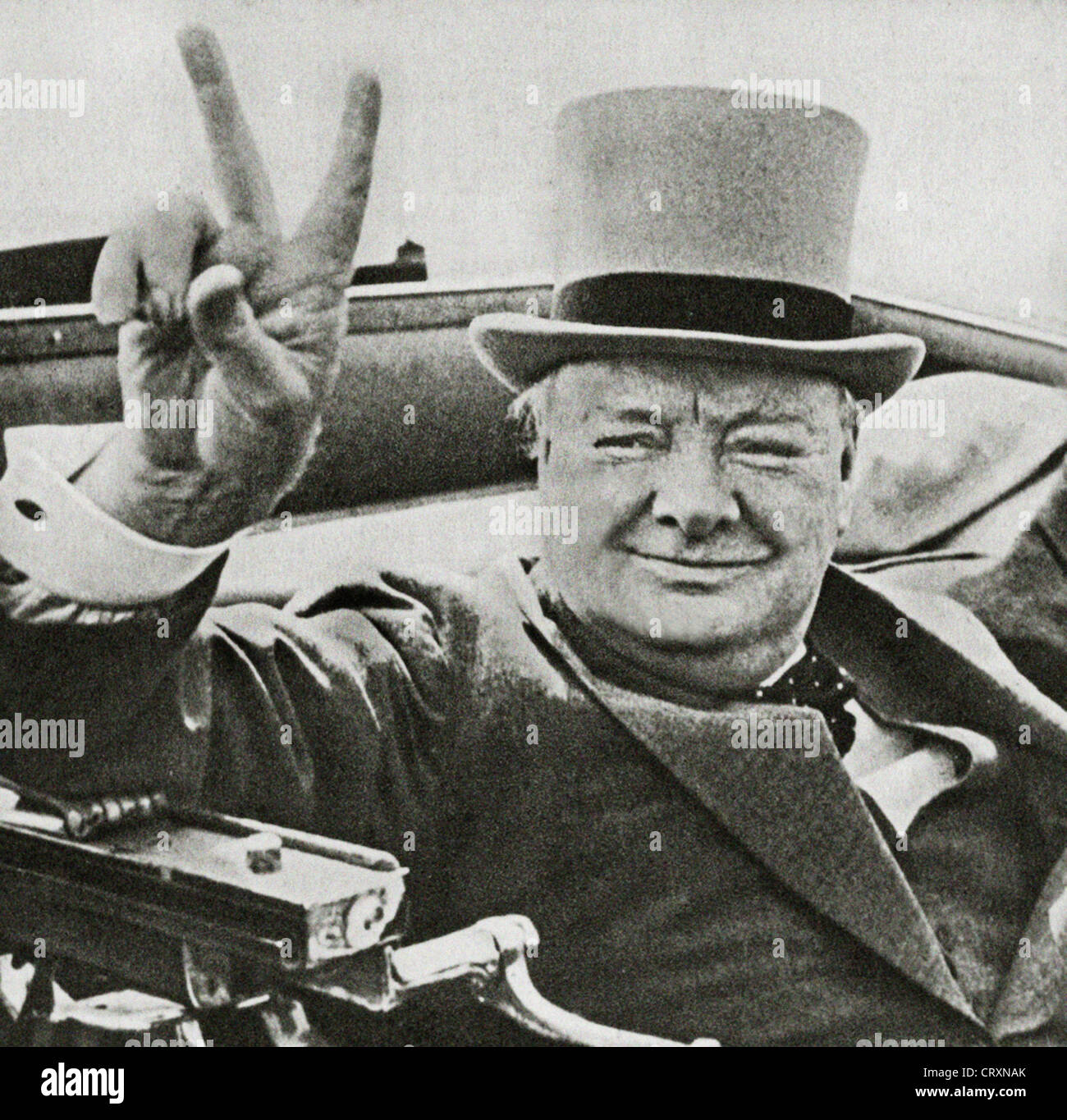 Chef de guerre britannique Winston Churchill avec son célèbre signe V de la victoire. À partir des archives de communiqués de presse (anciennement Service Portrait Portrait Bureau) Banque D'Images