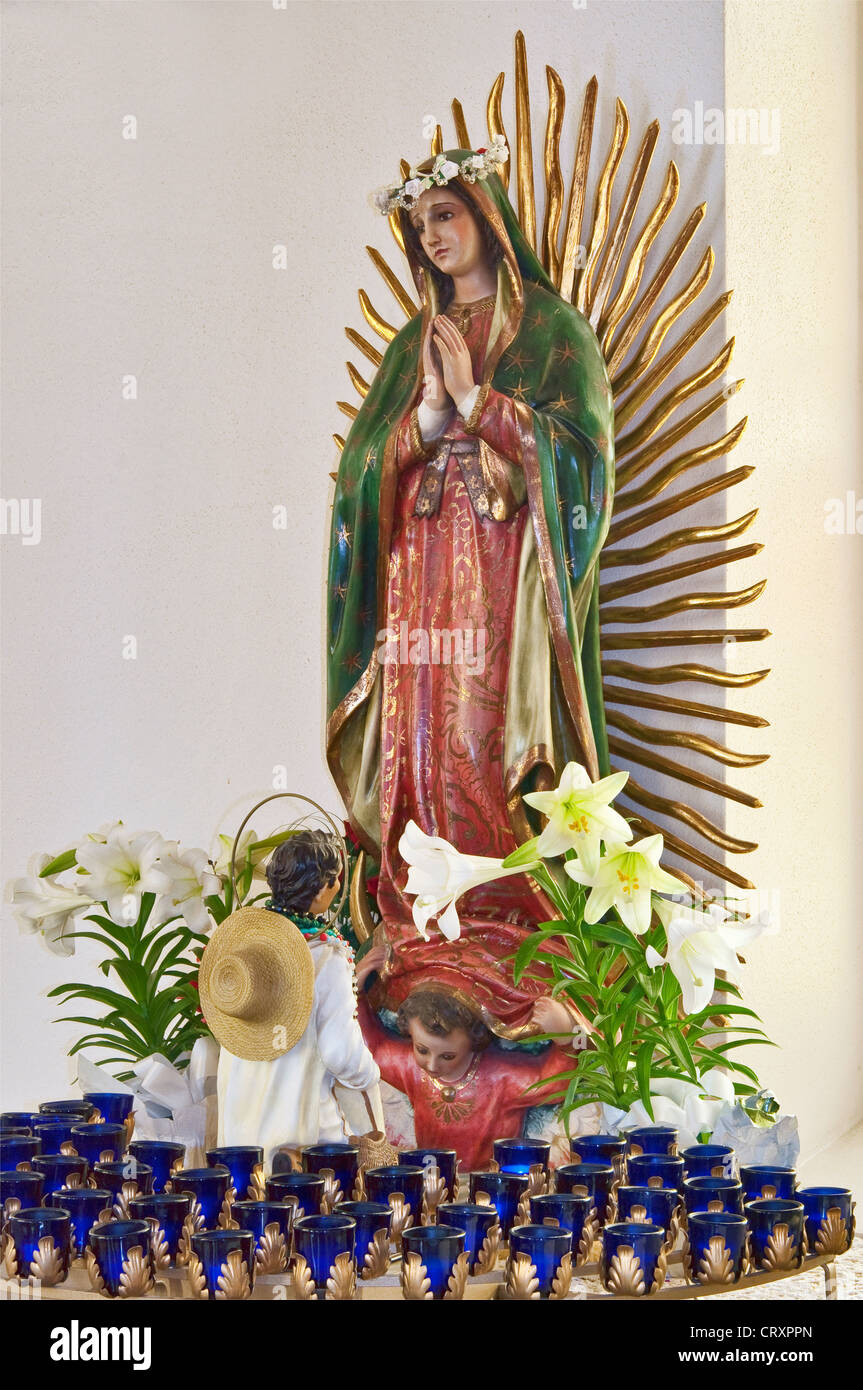 Notre Dame de Guadalupe, statue en bois dans l'église catholique Saint Louis, construite en 1870, Castroville, Texas, États-Unis Banque D'Images