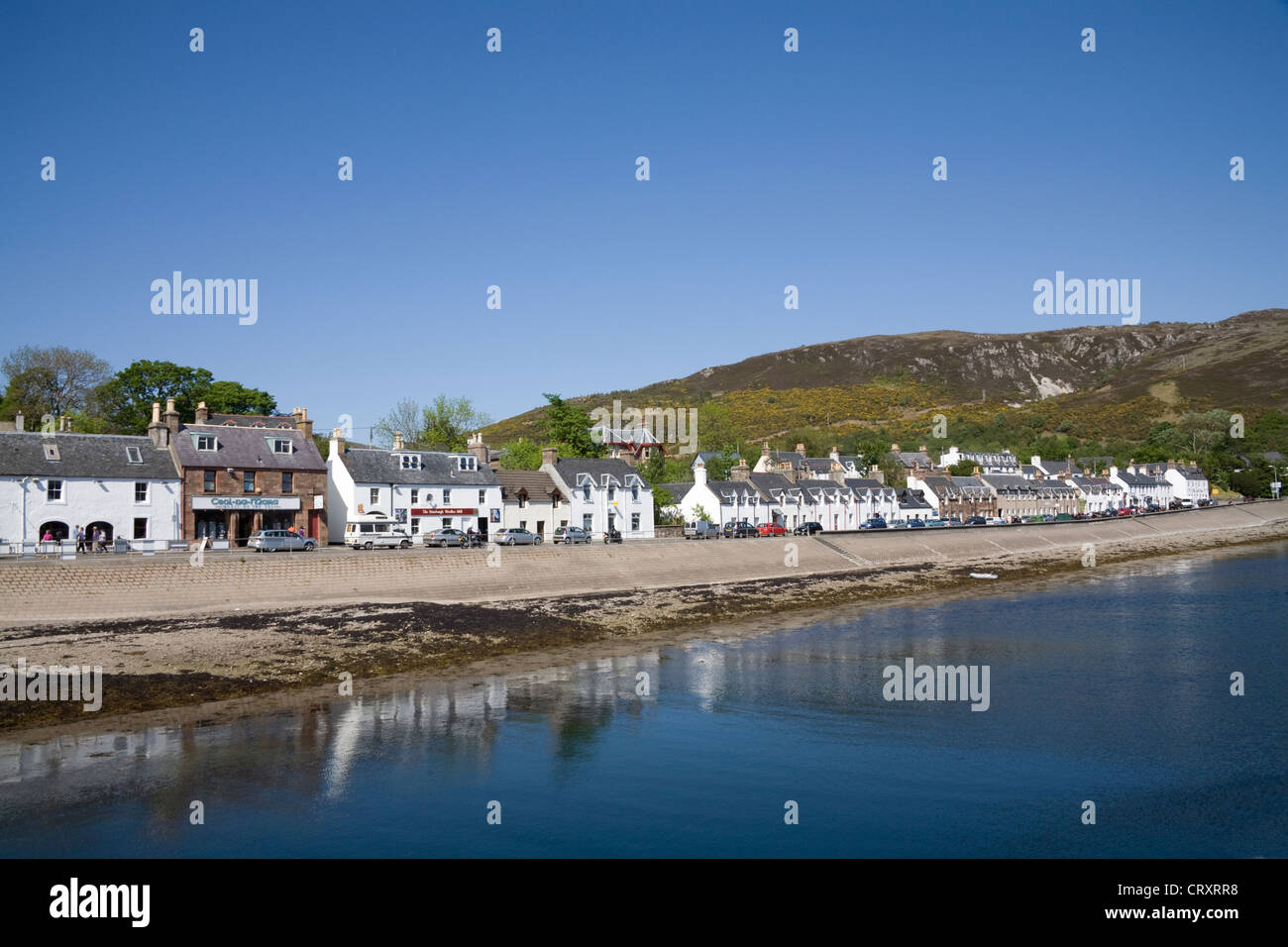 Ullapool Ross et Cromarty Ecosse peut afficher sur le Loch Broom au bord de l'eau propriétés le long de la rue principale Banque D'Images