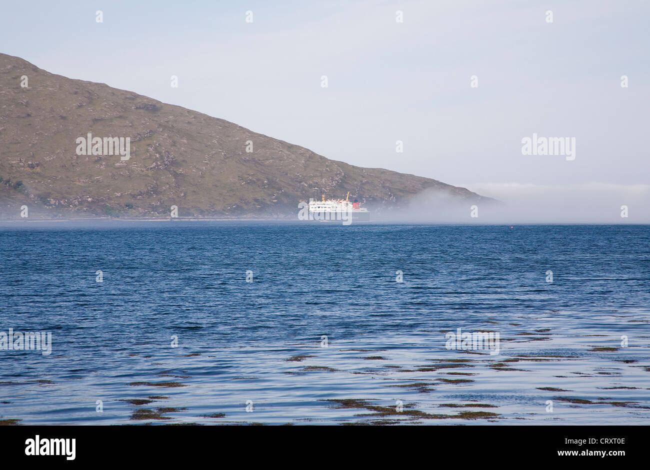 Ullapool Ross et Cromarty Écosse Calmac ferry de l'île de Lewis sur le Loch Broom apparaissant hors de la brume lien important avec les îles écossaises Banque D'Images