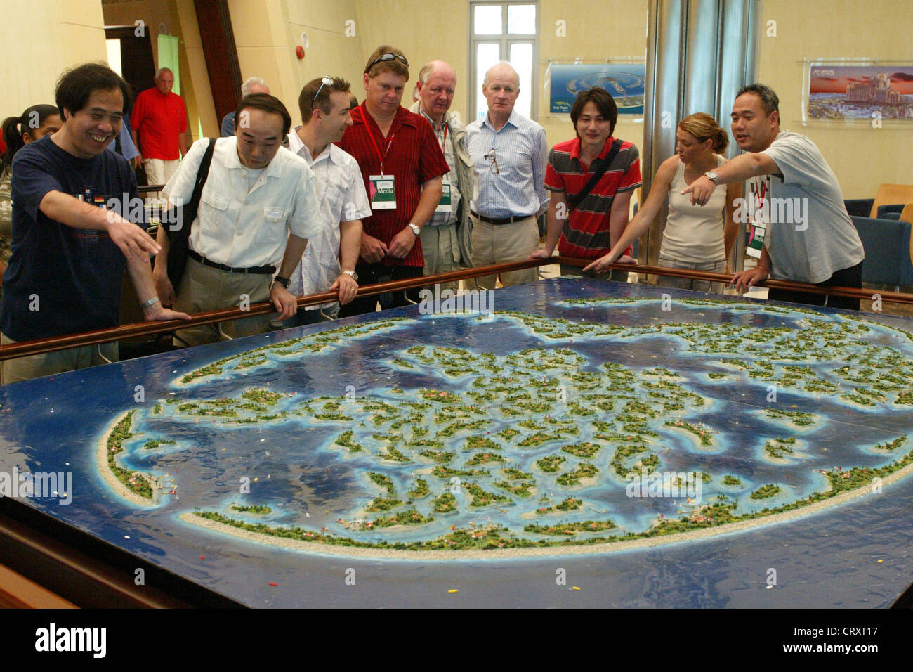 Les touristes visitent un modèle du projet de construction du monde, à Dubaï Banque D'Images