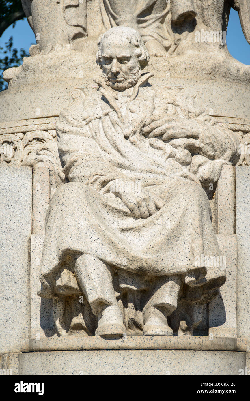 John Ericsson Memorial Statue Washington DC | WASHINGTON DC, États-Unis — vue rapprochée de la figure de granit assise de John Ericsson, pièce maîtresse du John Ericsson National Memorial dans le parc West Potomac. Sculpté sur place dans le granit rose de Milford et achevé en avril 1927, le monument rend hommage à l'ingénieur suédoaméricain qui a conçu le cuirassé USS Monitor de la guerre de Sécession. Le sculpteur James Earle Fraser a représenté Ericsson masqué et contemplatif, soutenu par des figures allégoriques et l'arbre de vie nordique. Banque D'Images