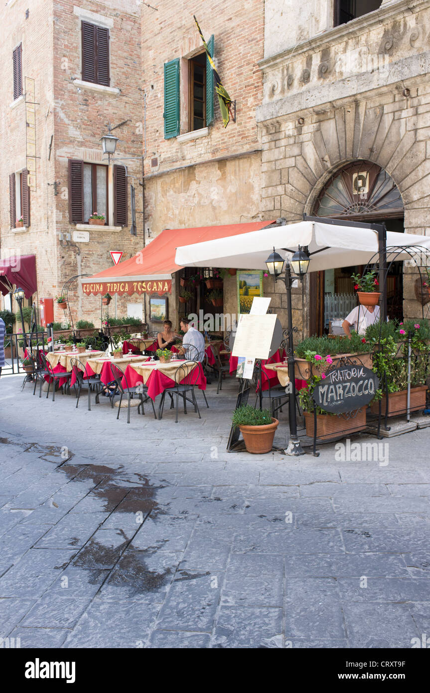 Les gens assis à une table à l'extérieur du restaurant italien à Montepulciano Banque D'Images