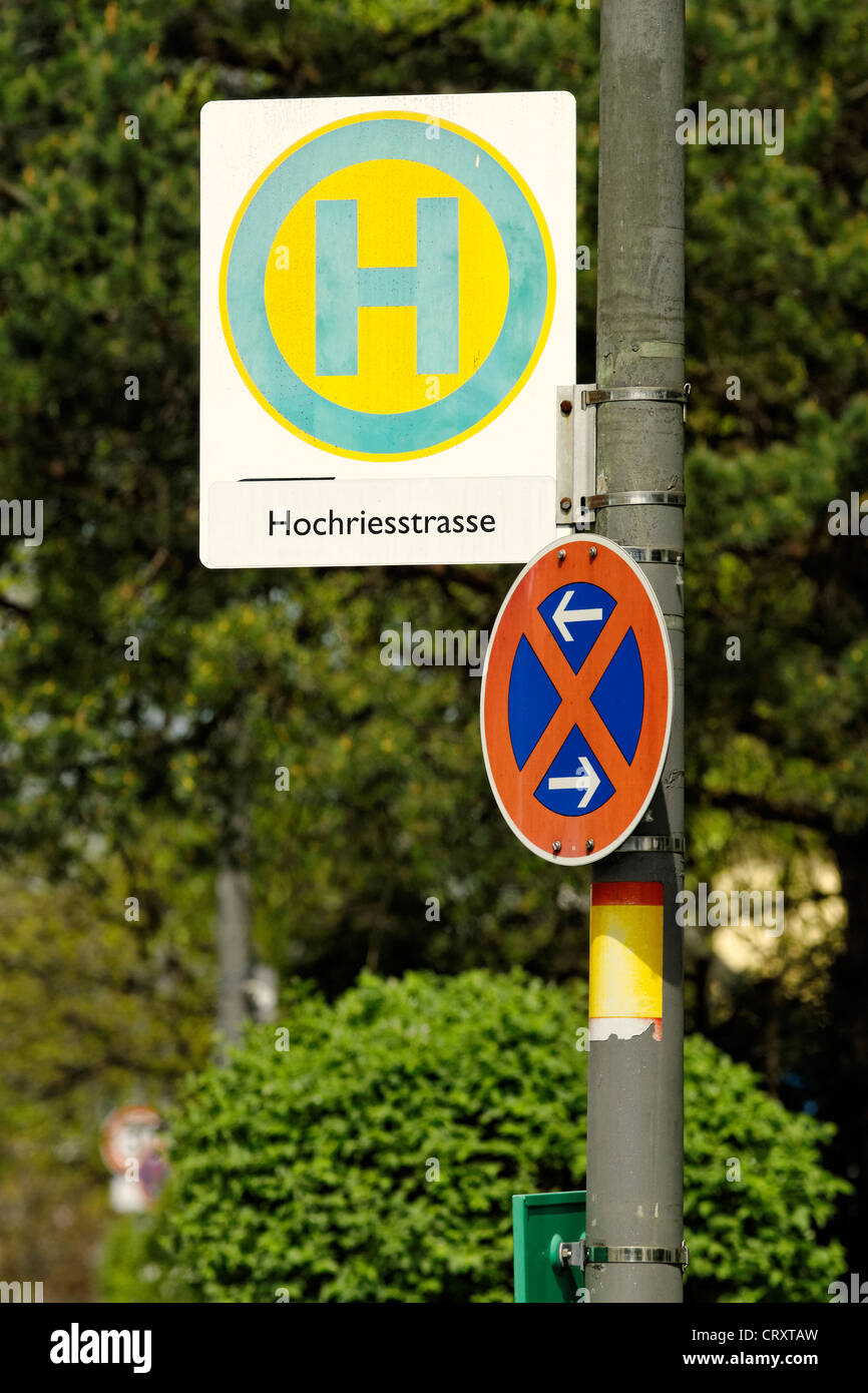 Arrêt de bus allemand et aucun signe de stationnement Haute-bavière Prien, Allemagne Banque D'Images