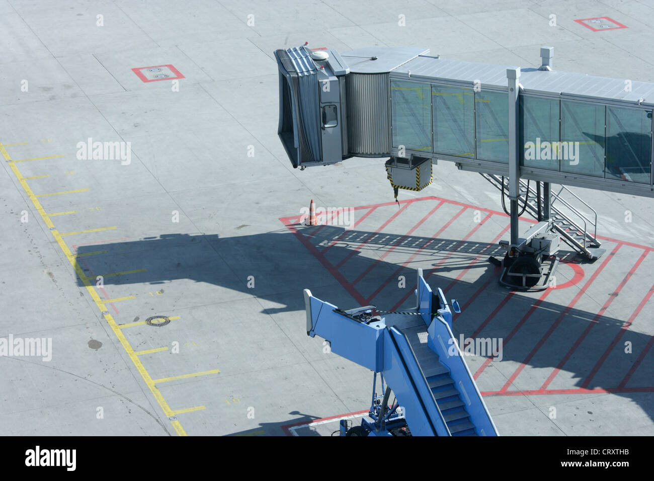 L'Europe, Allemagne, Bavière, pont d'embarquement des passagers à l'aéroport de Munich Banque D'Images