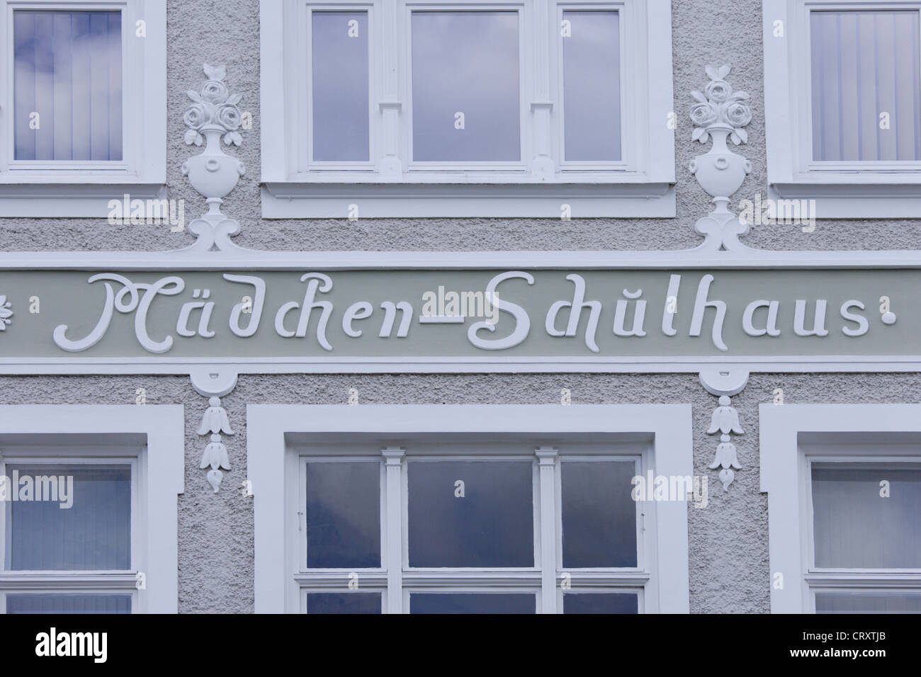 Germany, Bavaria, décoration de façade de bâtiment de l'école Banque D'Images