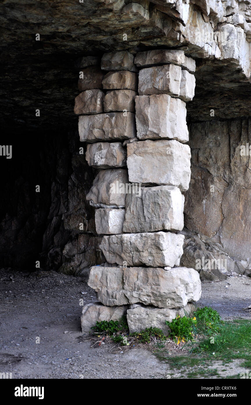 Un appui en pierre dans une des grottes à Seacombe à l'est de la côte du Dorset UK Banque D'Images