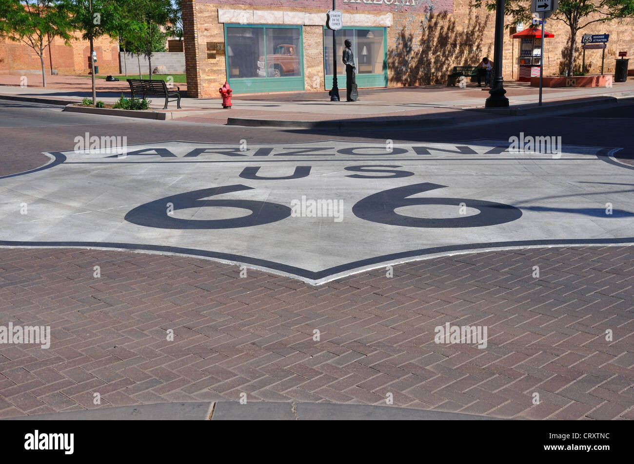 L'historique Route 66, Winslow, Arizona - 'Standin' sur le coin un monument pour la chanson 'Take it easy' par groupe pop rock The Eagles Banque D'Images L'historique Route 66, Winslow, Arizona - 'Standin' sur le coin un monument pour la chanson 'Take it easy' par groupe pop rock The Eagles Banque D'Images