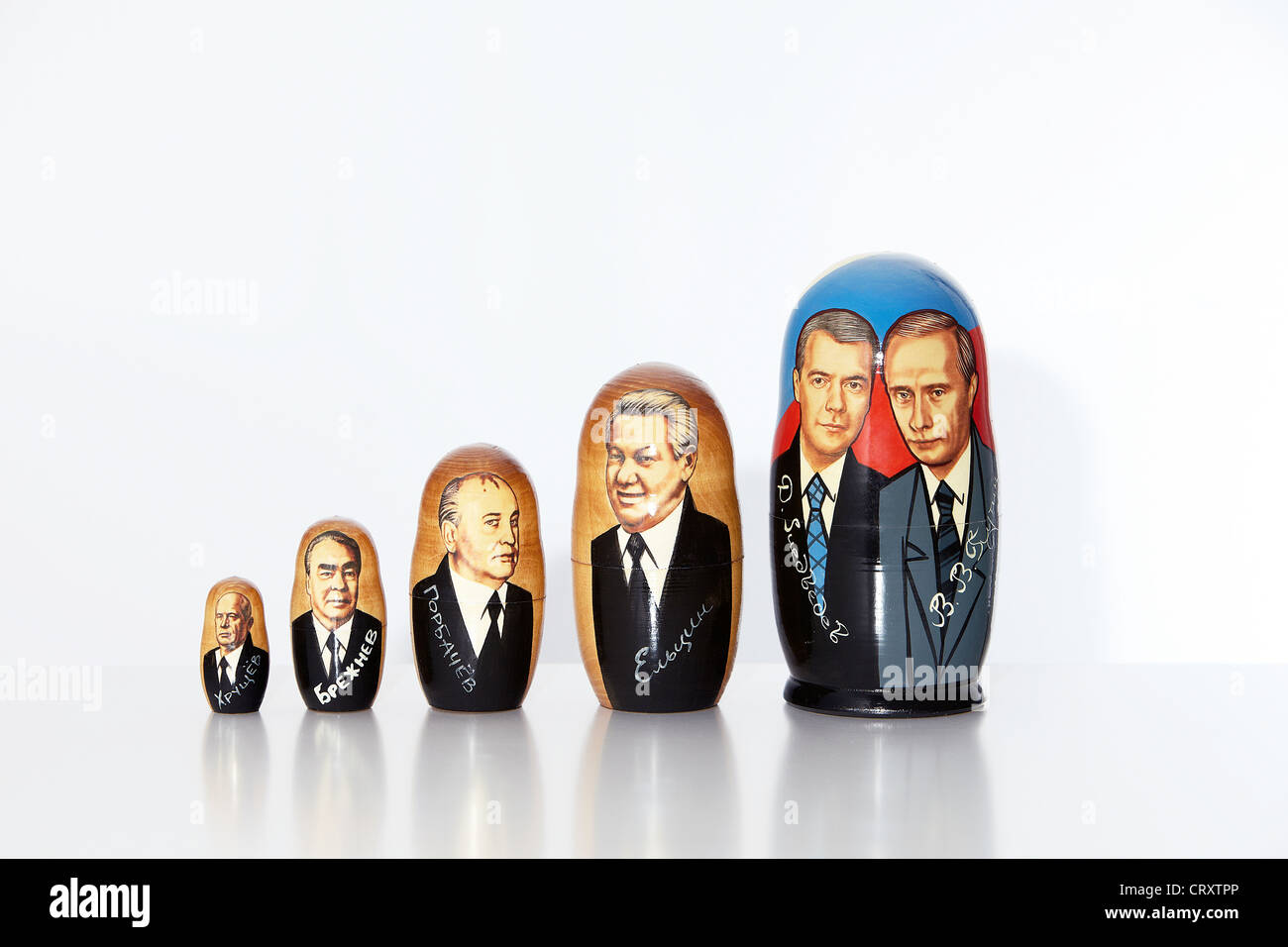 Matrioshka montrant des images de présidents russes Banque D'Images