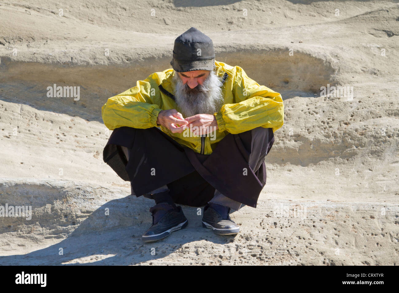 L'un sur l'autre avec sky et les montagnes : un moine ermite dans le David Gareja monastère de la grotte (la République de Géorgie, Caucase). Banque D'Images