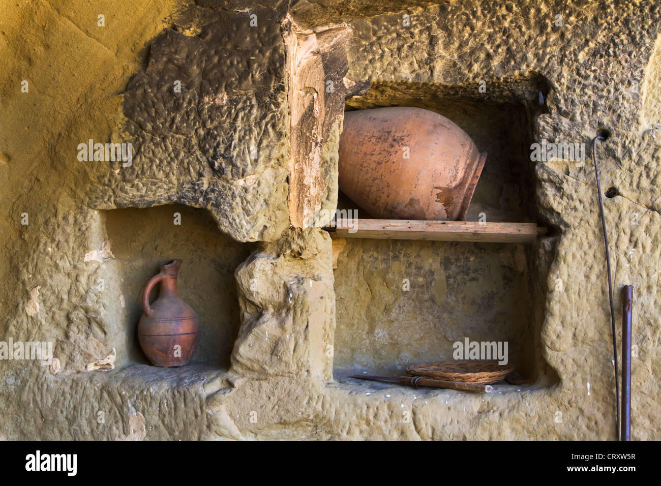 Les articles de cuisine de moines dans le monastère de la grotte (David Gareja la République de Géorgie, Caucase). Banque D'Images