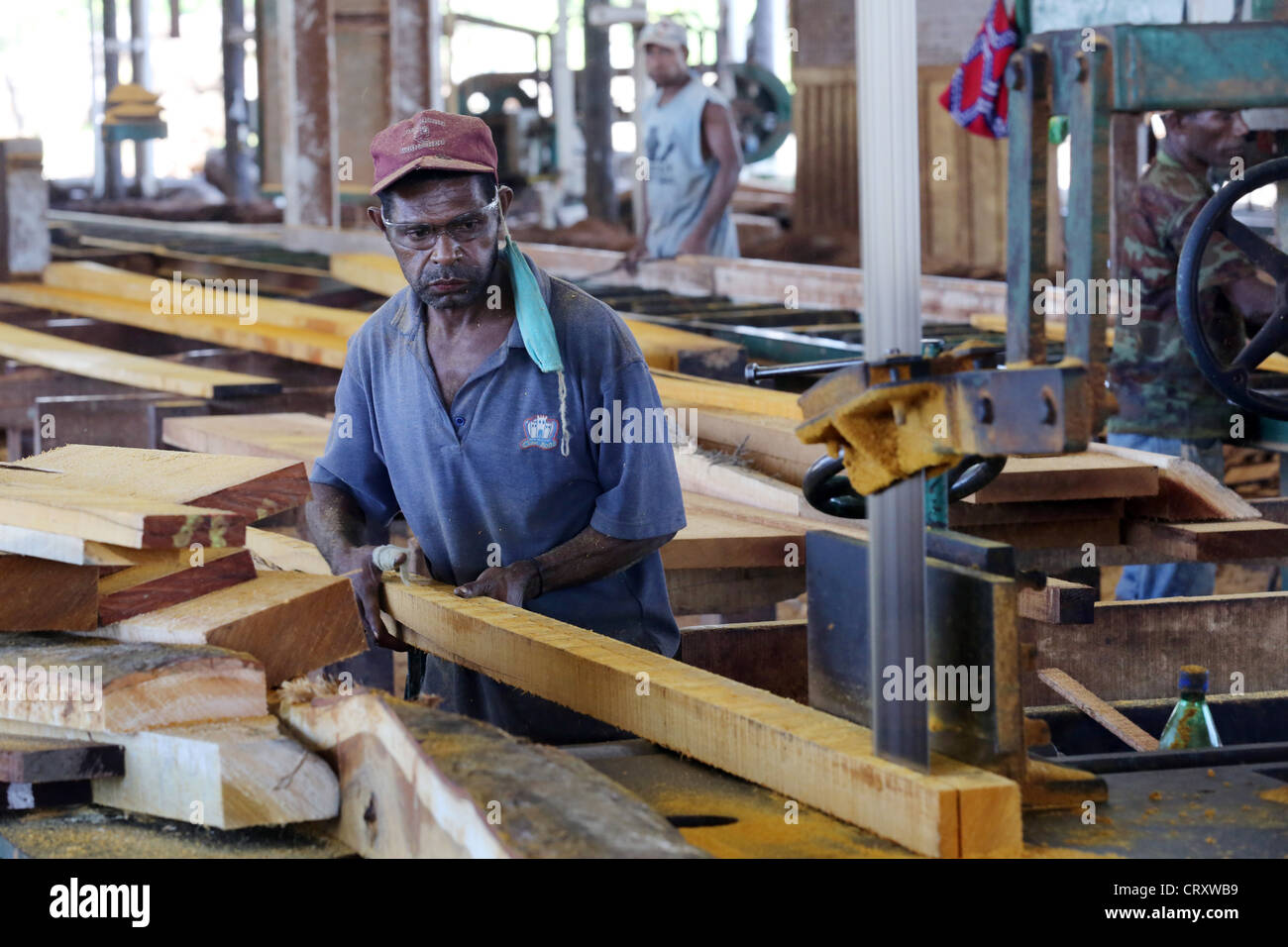 Travailleur dans l'entreprise de transformation du bois scierie, exploitation forestière, Santi, Province de Madang Papouasie-Nouvelle-Guinée Banque D'Images