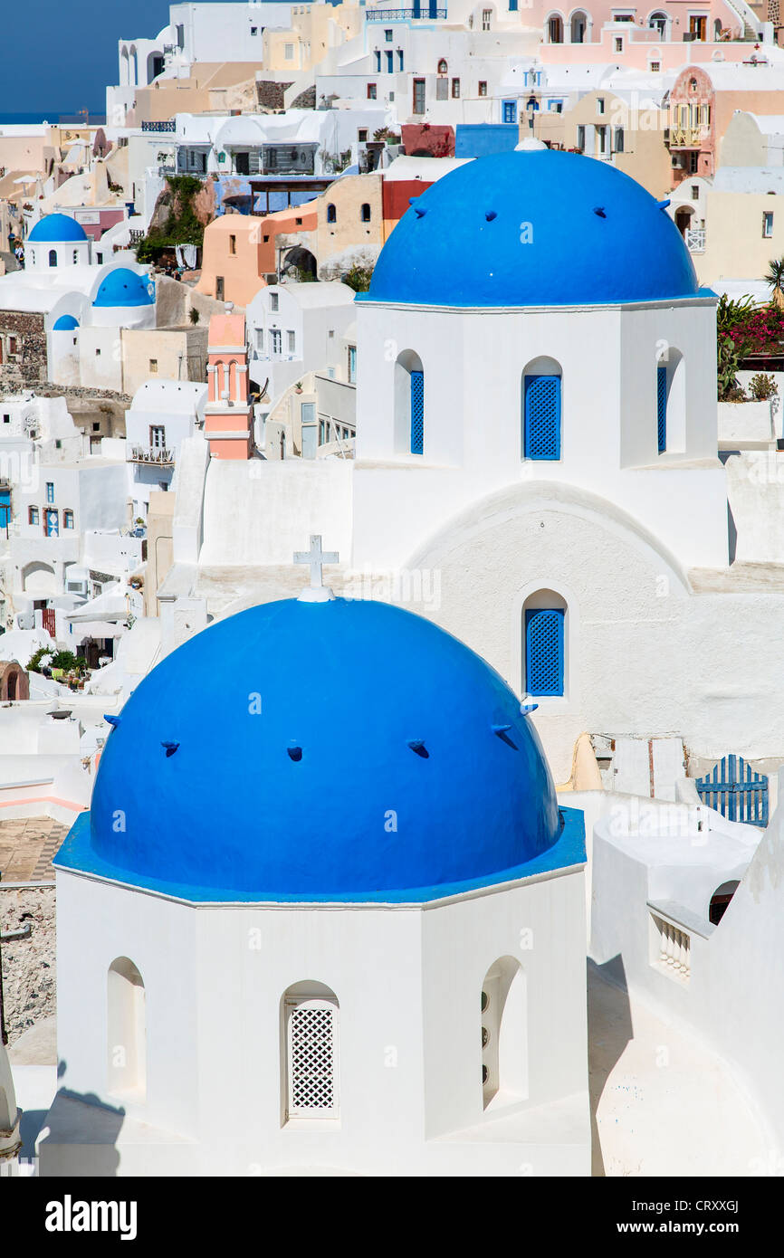 Oia Santorini Grèce Église orthodoxe Dôme bleu Banque D'Images