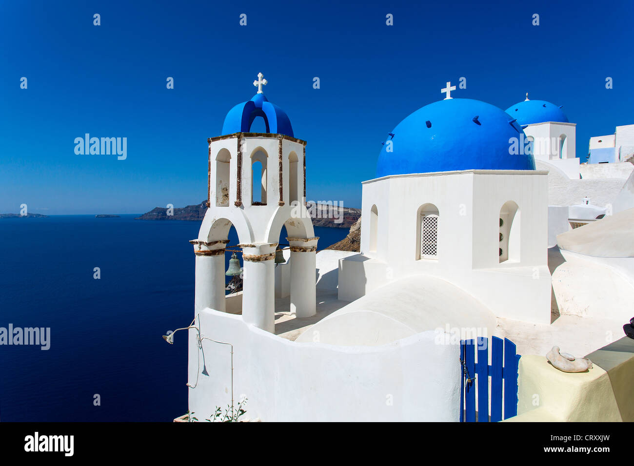 Oia Santorini Grèce Église orthodoxe Dôme bleu Banque D'Images