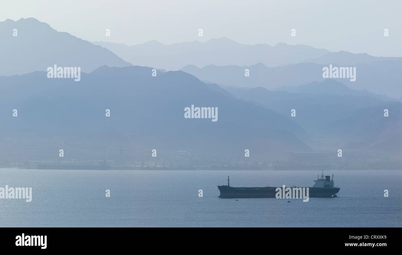 Un transporteur en vrac à l'ancre au large de la côte d'Eilat, Israël Banque D'Images