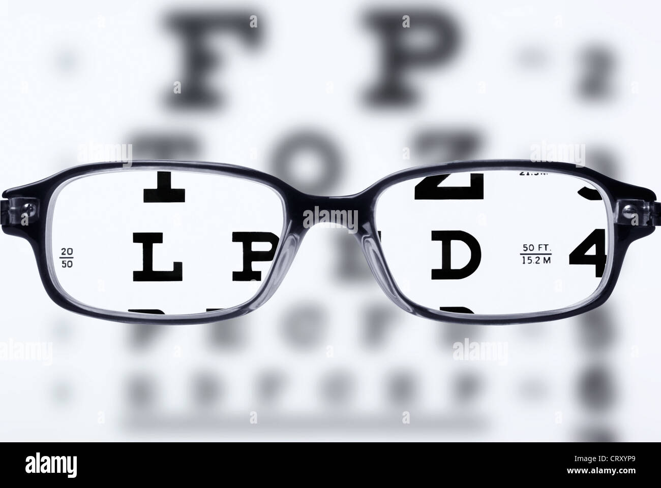 Lunettes de lecture et eye chart Banque D'Images