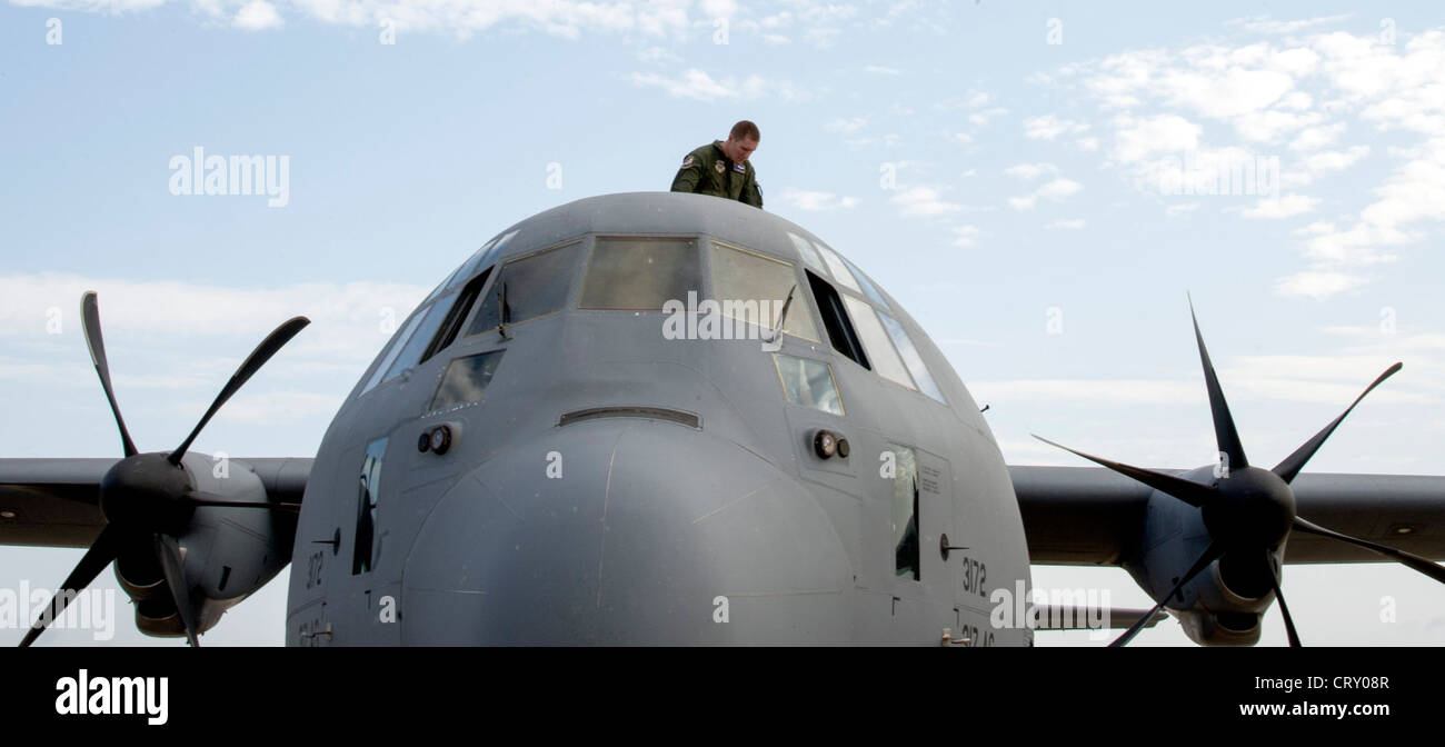 Le commandant de bord de l'Airman de 1re classe Korey King, un maître de charge du 40ème Escadron de transport aérien, effectue une liste de contrôle avant le lancement de la flotte le 2 juillet 2012, à la base aérienne de Dyess, au Texas. Lancement la flotte est une formation de vol de 16 navires de C-130J Super Hercules, la plus grande formation d'avions C-130J à ce jour. Banque D'Images