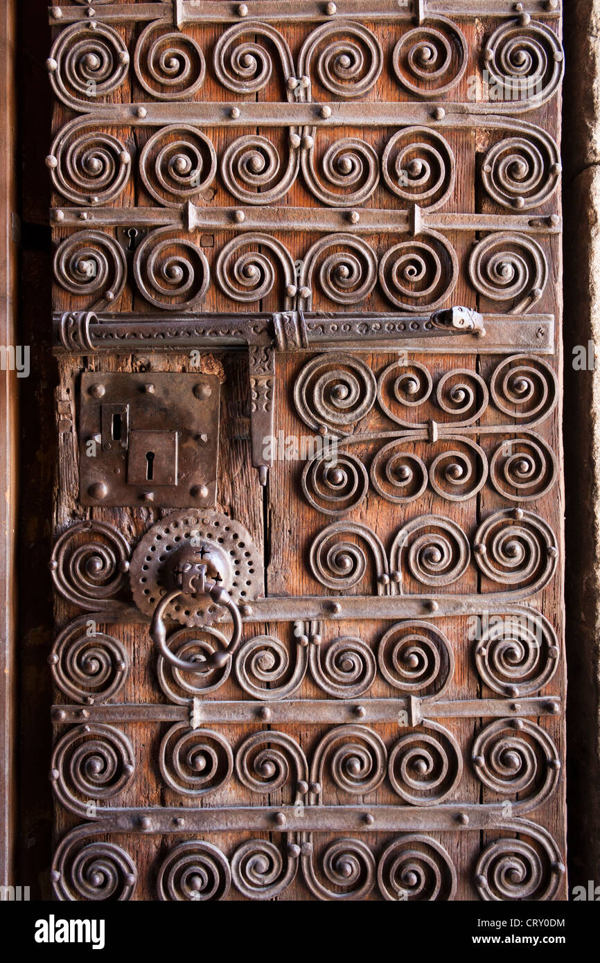 Détail sur la porte de l'église de Prats-de-Mollo-la-Preste dans le Languedoc-Roussillon, France Banque D'Images