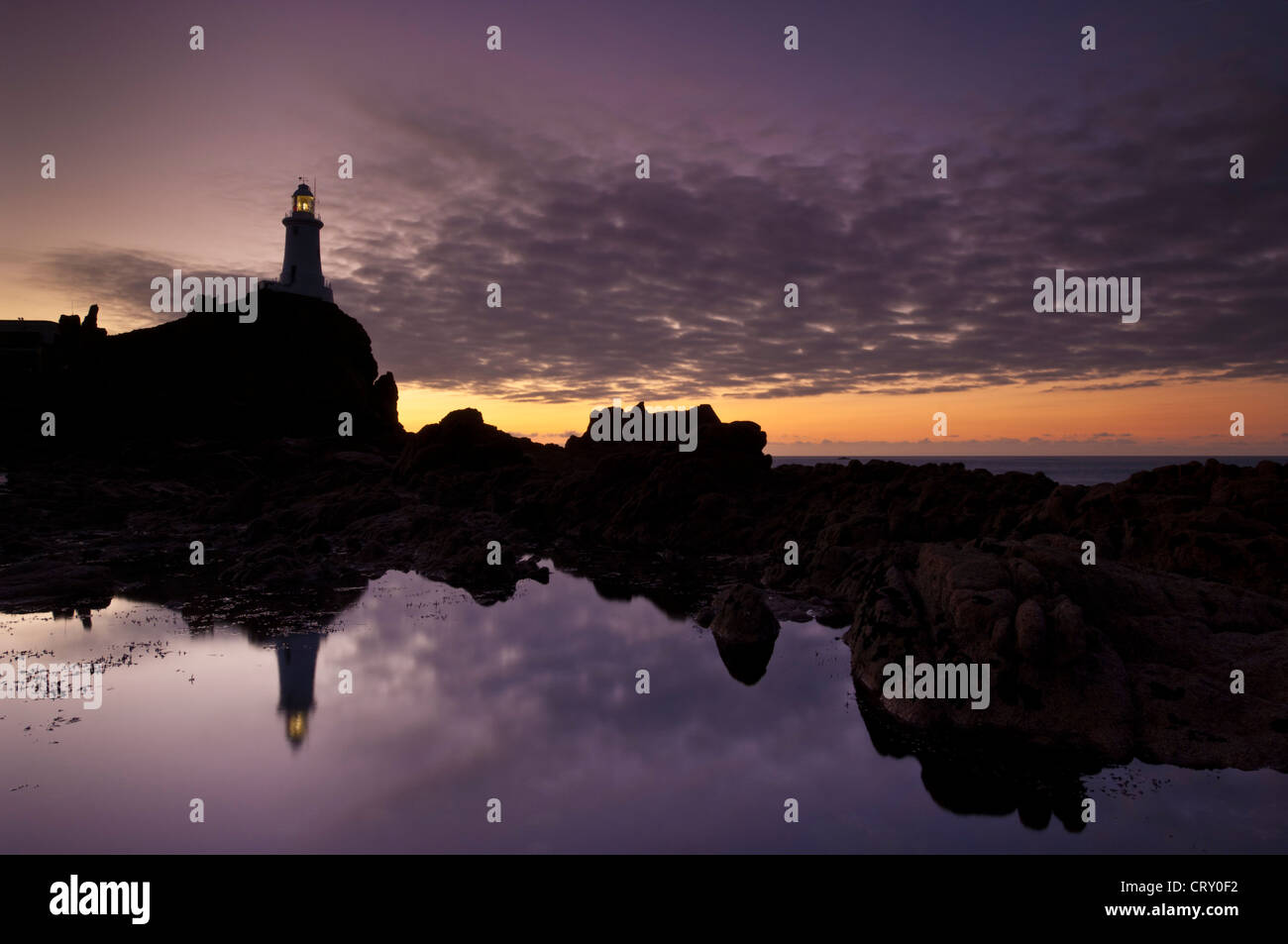 Coucher du soleil à Corbiere lighthouse point Corbiere paroisse de St Brelade Jersey Channel Islands UK GO Banque D'Images