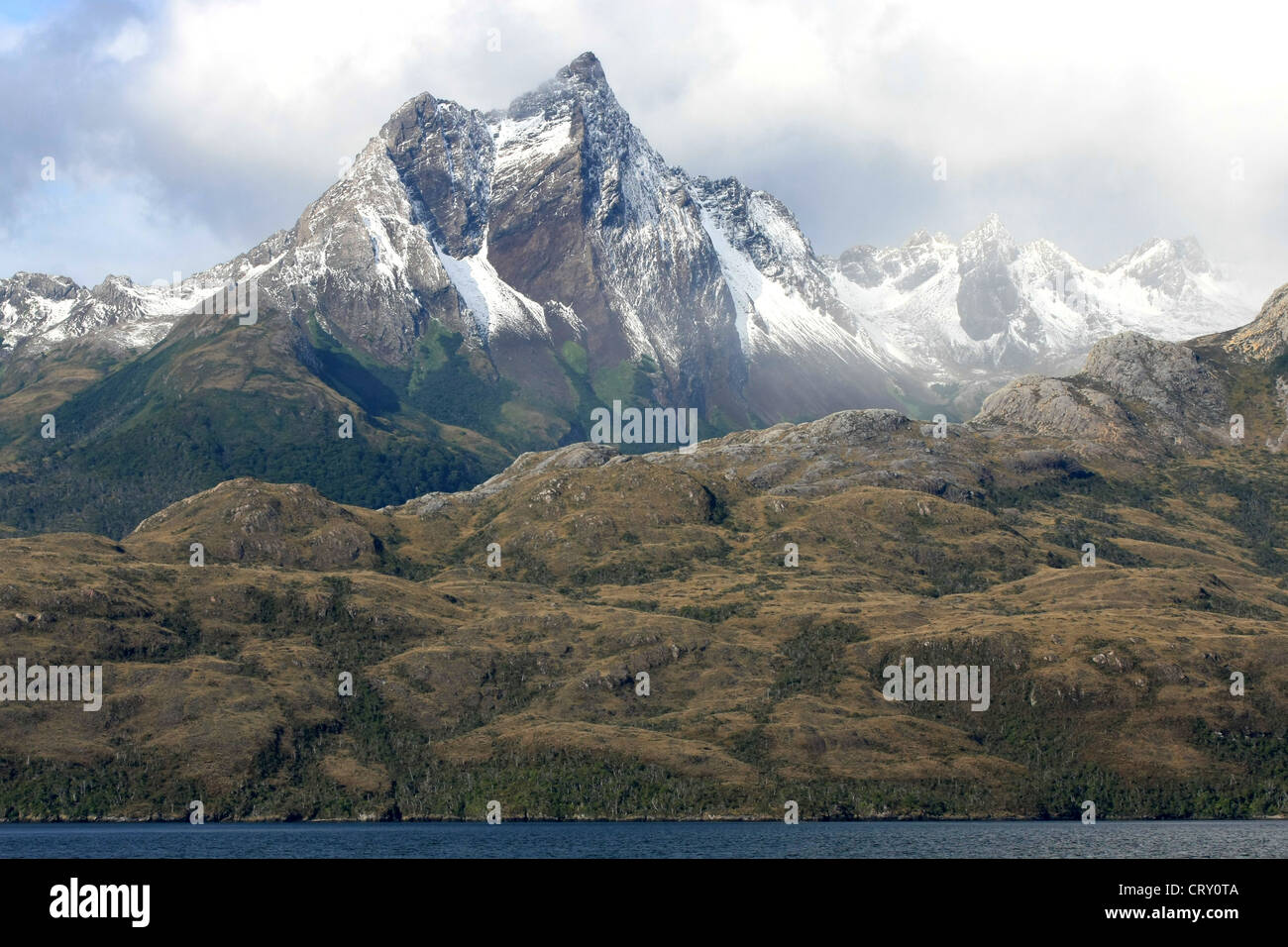 Majestueux sommets de montagnes à l'est du Canal Magdalena, le long du détroit de Magellan, Chili Banque D'Images