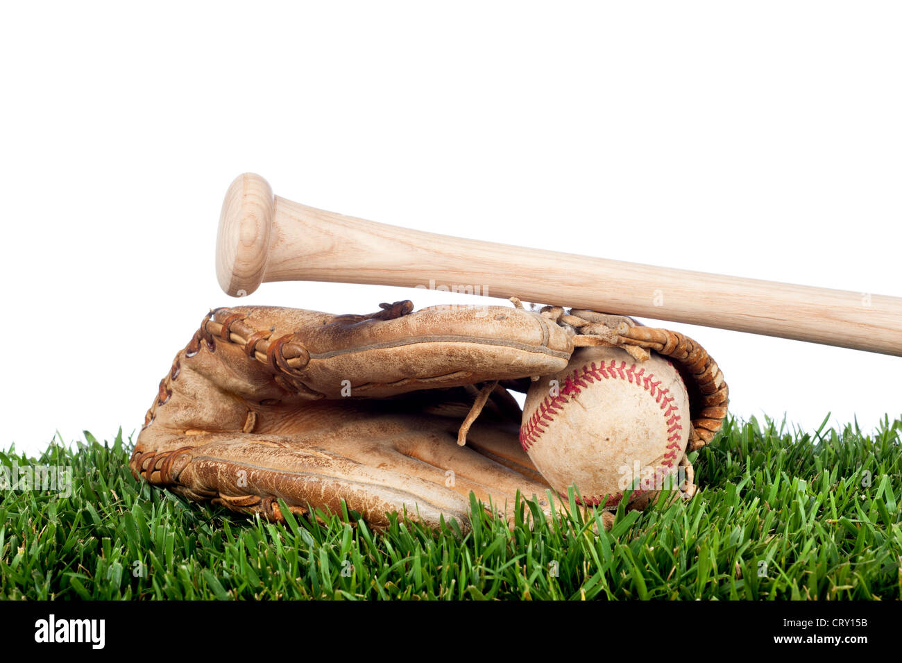 Gant de baseball, balle, et bat portant sur l'herbe avec un fond blanc pour le placement de l'exemplaire. Banque D'Images