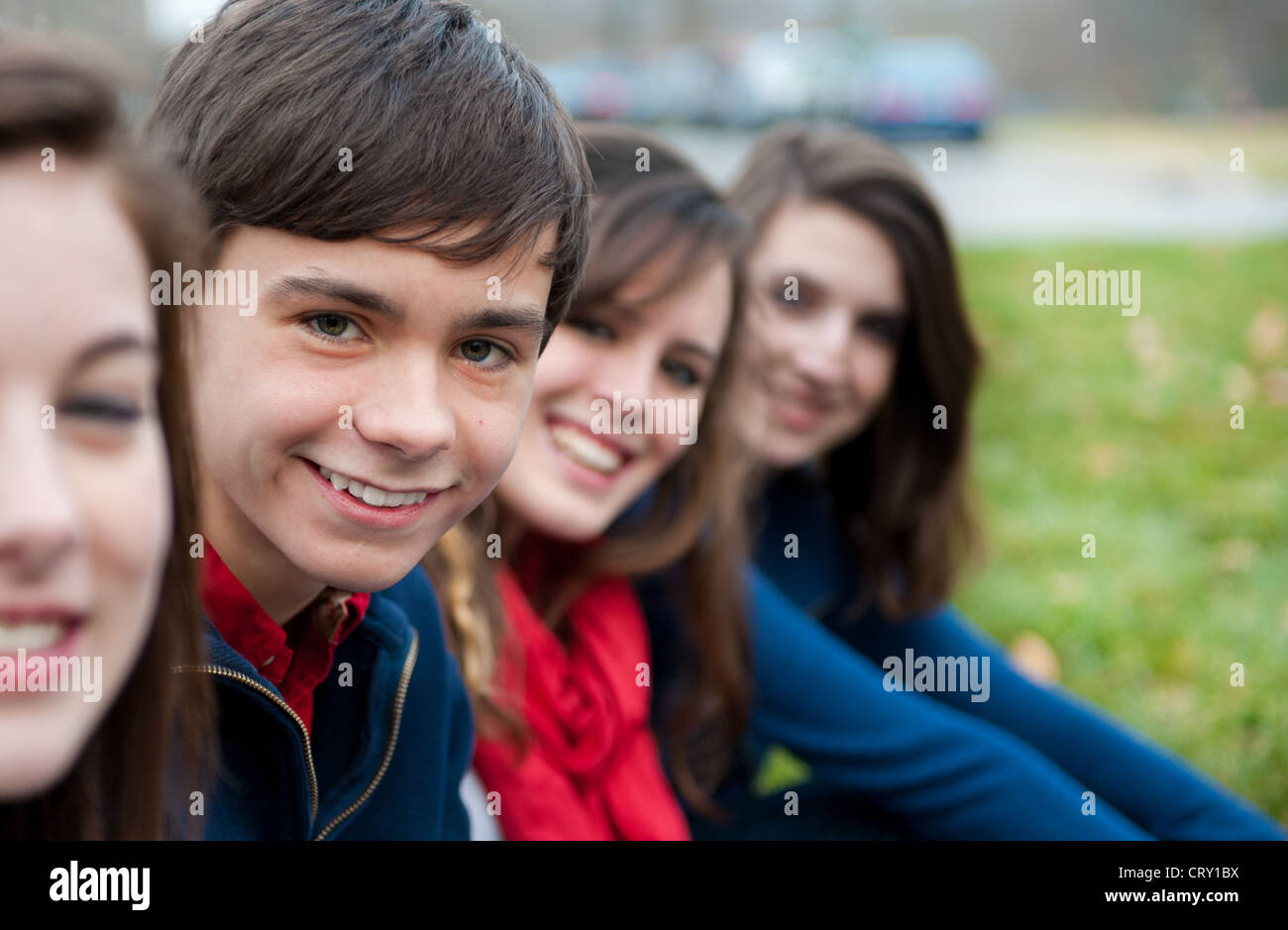 Un groupe de quatre adolescents heureux à l'extérieur Banque D'Images