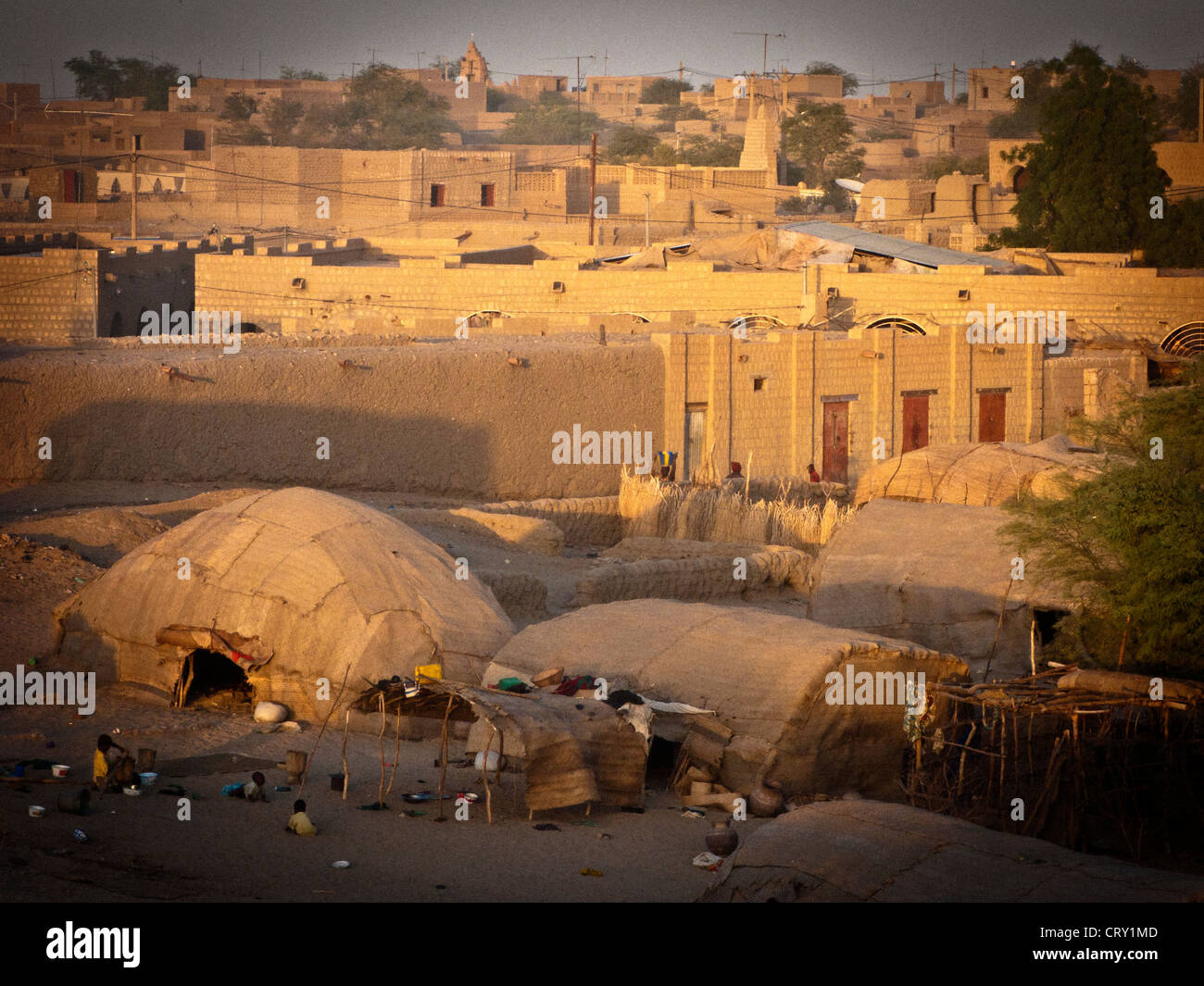 Tentes nomades mis en place sur le bord de la vieille ville de Tombouctou, Mali .l'Afrique. Banque D'Images
