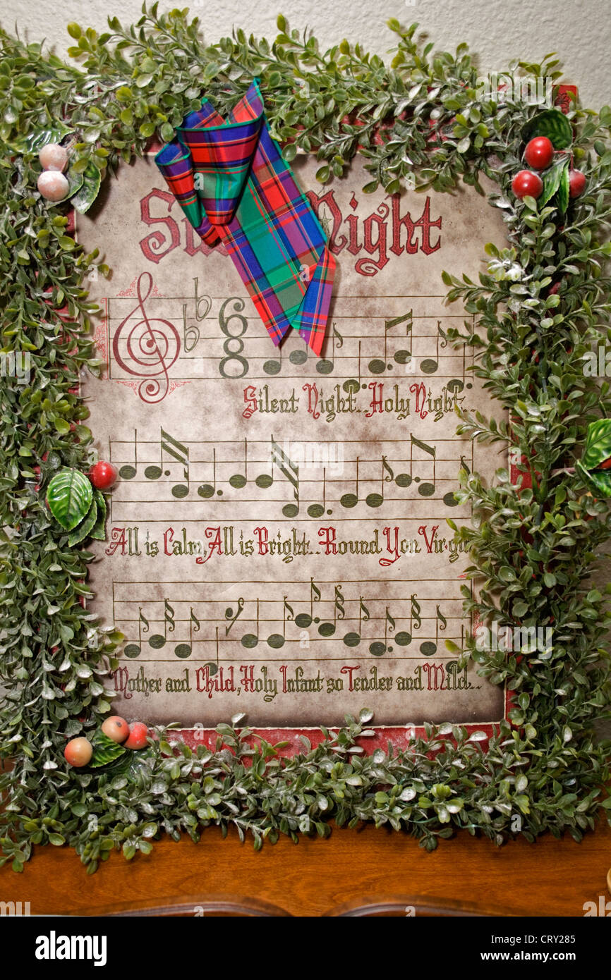 La présentation artistique de la chanson de Noël Douce nuit encadrée avec une couronne verte. St Paul Minnesota MN USA Banque D'Images