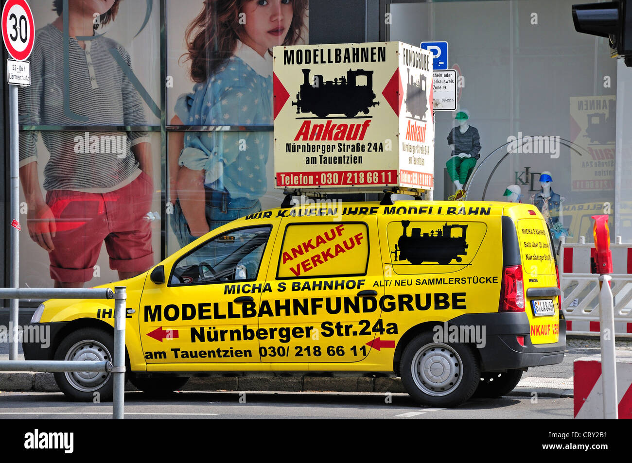 Berlin, Allemagne. Van peint fer Modèle publicité shop Banque D'Images