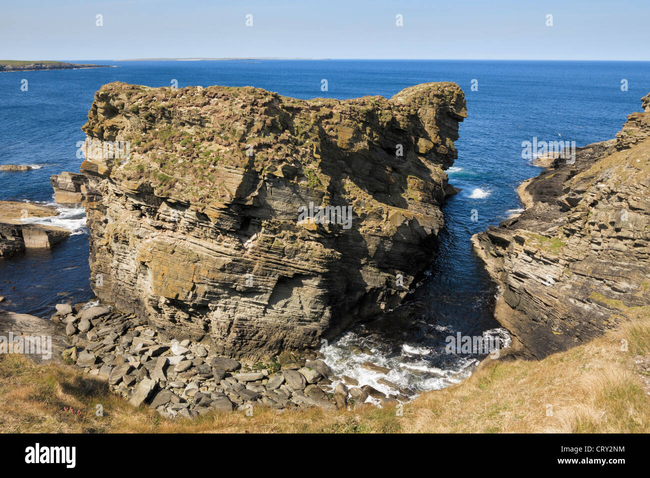 Vue de Château o' Burrian pile mer et falaises site pour oiseaux marins sur l'île de Westray Orkney Islands Ecosse Royaume-Uni Grande-Bretagne Banque D'Images