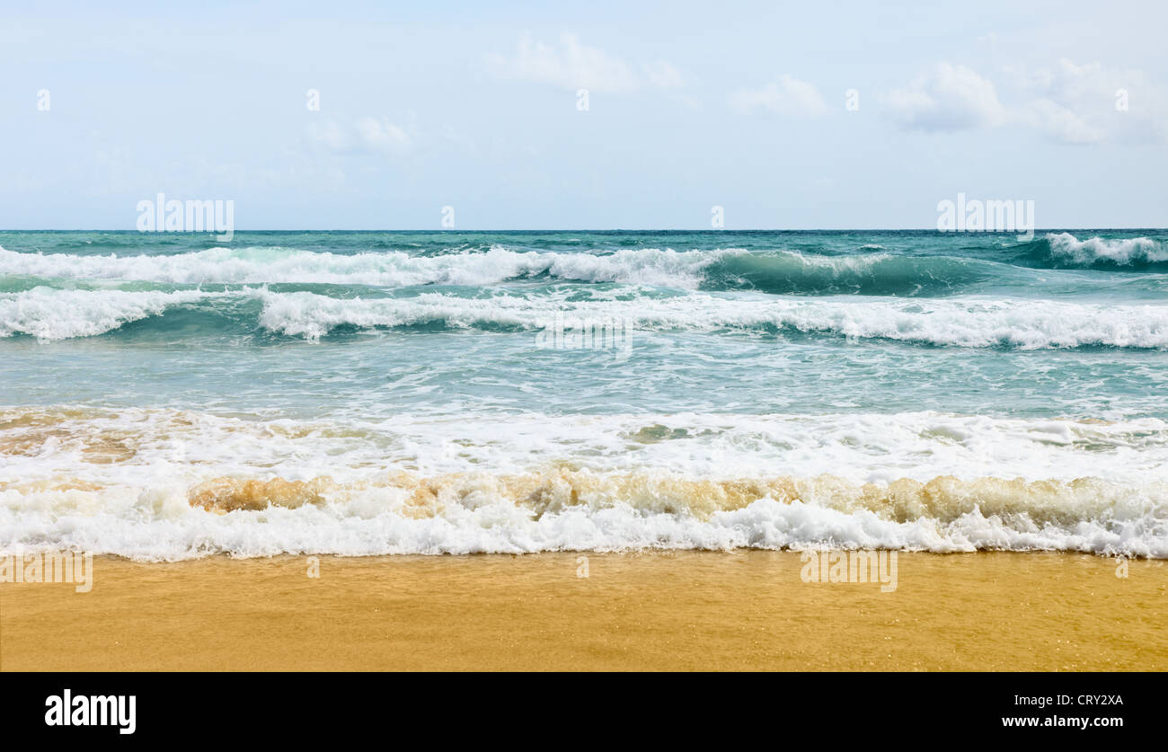 Azure tropical ocean vagues sur la plage Banque D'Images