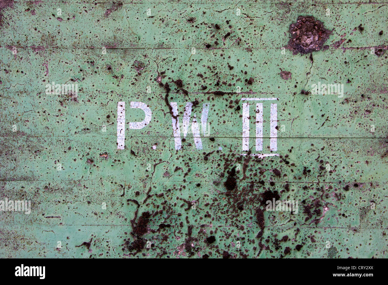 Détail d'un mur de béton avec P.W. III peint sur elle lors d'une installation industrielle. Banque D'Images