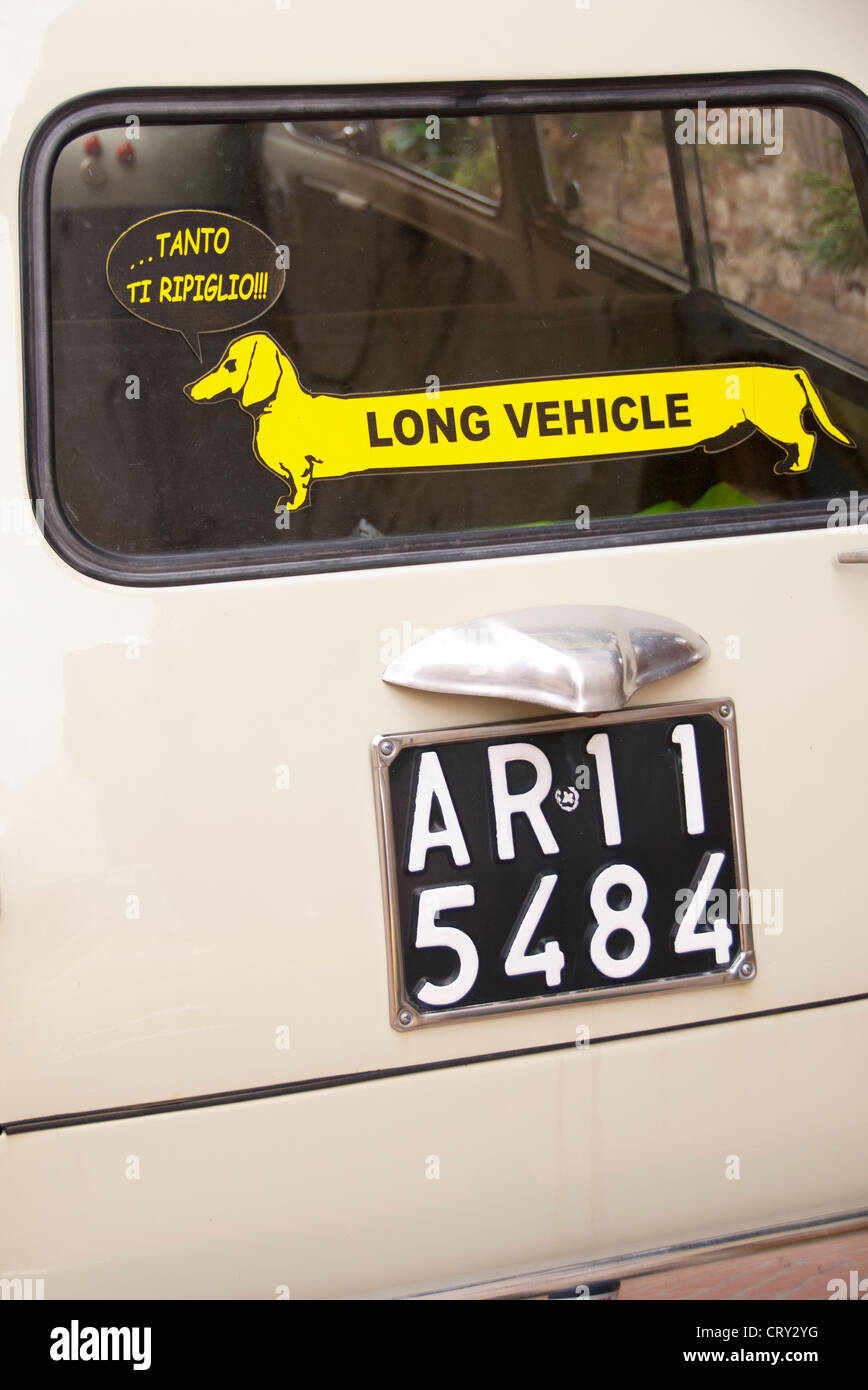 Voiture garée dans une rue principale, dans la vieille ville de San Gimignano, Toscane, Italie Banque D'Images