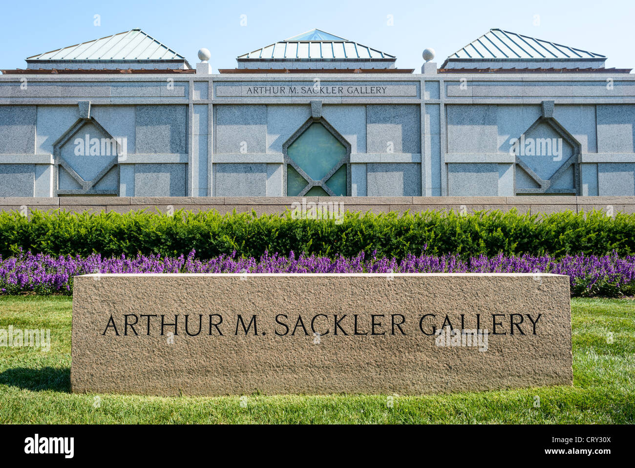 WASHINGTON DC, États-Unis — entrée de l'avenue de l'indépendance de la galerie Arthur M. Sackler, qui fait partie du musée national d'art asiatique de la Smithsonian institution, situé sur le National Mall. La structure moderne, principalement souterraine, abrite une importante collection d'art asiatique ancien et contemporain et est située à côté du château de Smithsonian. Banque D'Images