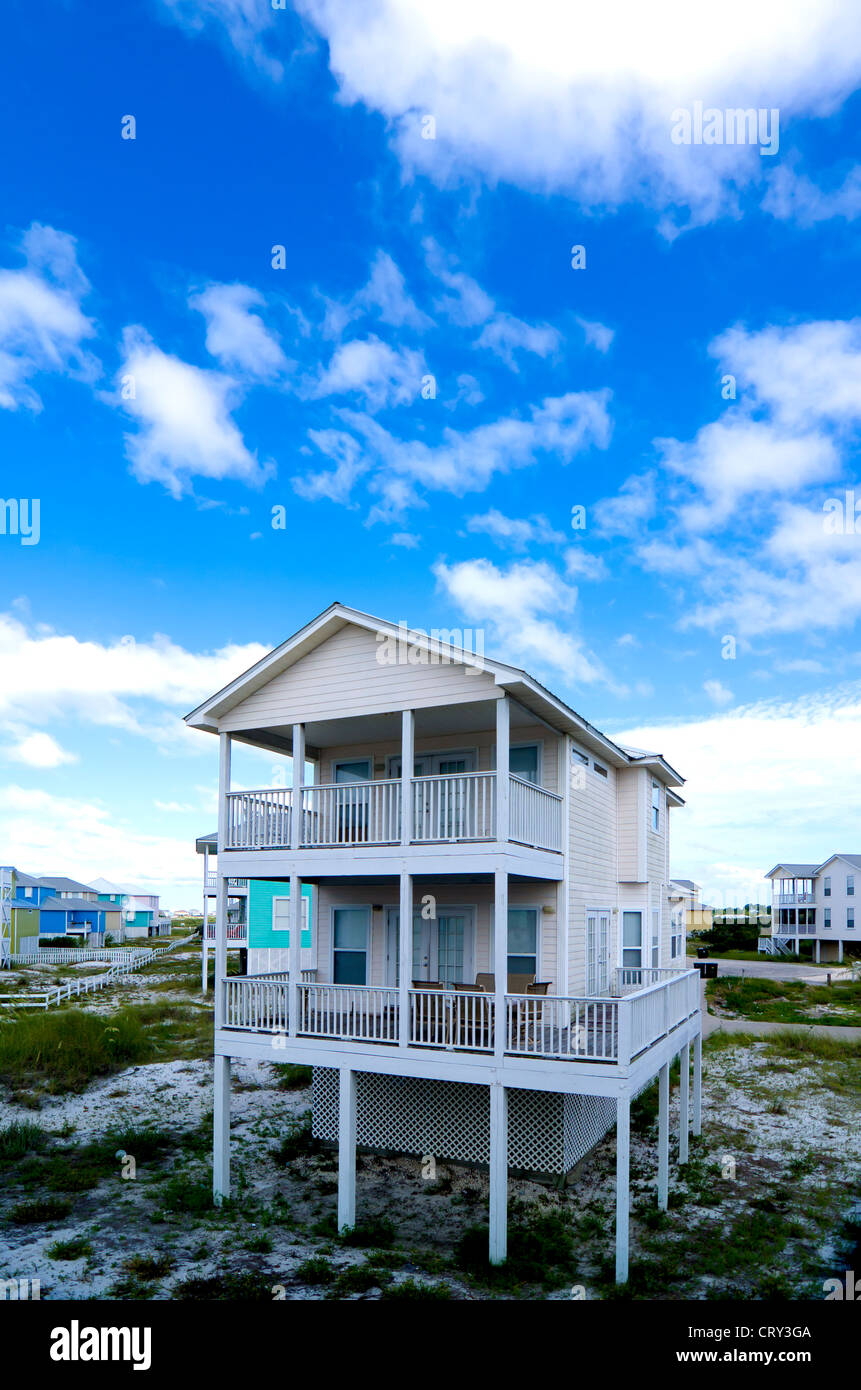 Maison de plage avec ciel bleu et nuages blancs. Banque D'Images