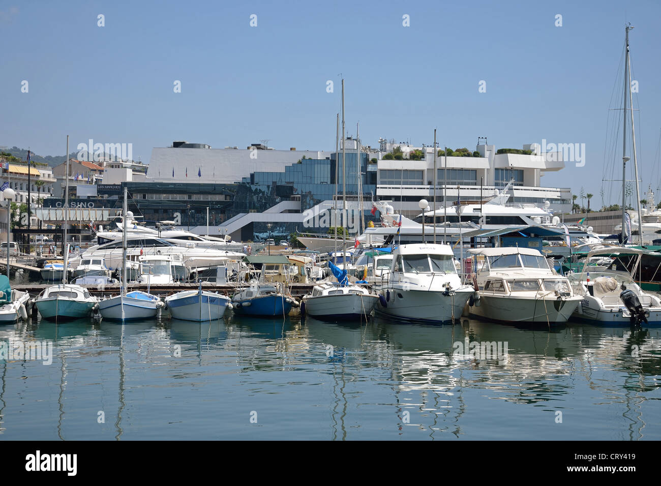 Palais des Festivals et des Congrès à partir de la Marina, Cannes, Côte d'Azur, Alpes-Maritimes, Provence-Alpes-Côte d'Azur, France Banque D'Images