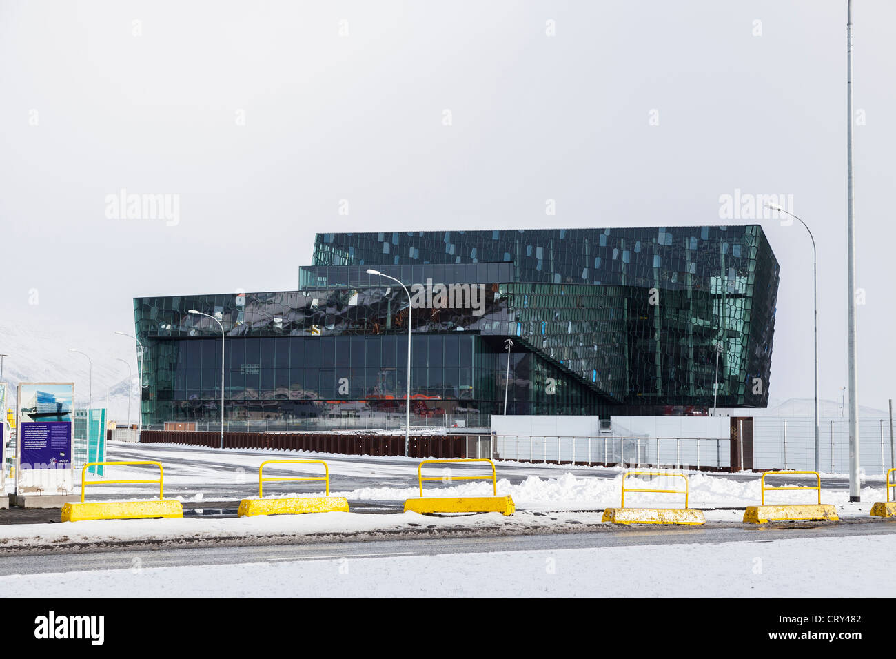 Harpa Concert Hall et centre de conférences, Reykjavik, Islande, une architecture moderne en verre sombre bâtiment à revêtement métallique Banque D'Images