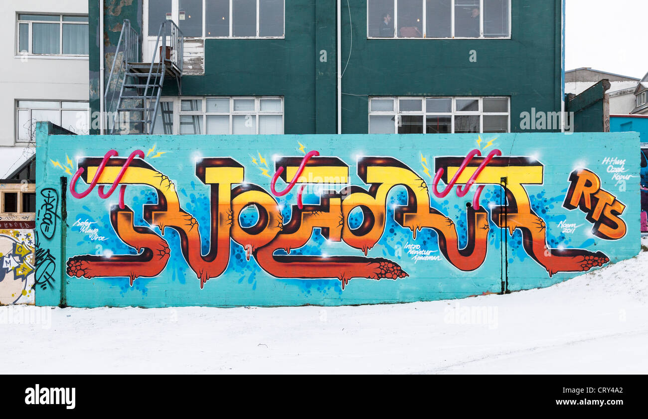 Les graffitis, Reykjavik, Islande en hiver - script jaune écrit sur un mur bleu Banque D'Images