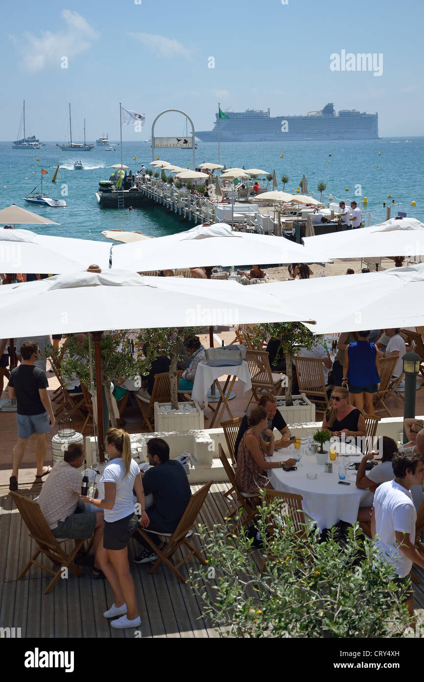 Le Baoli Beach Restaurant, Boulevard de la Croisette, Cannes, Côte d'Azur, Alpes-Maritimes, Provence-Alpes-Côte d'Azur, France Banque D'Images