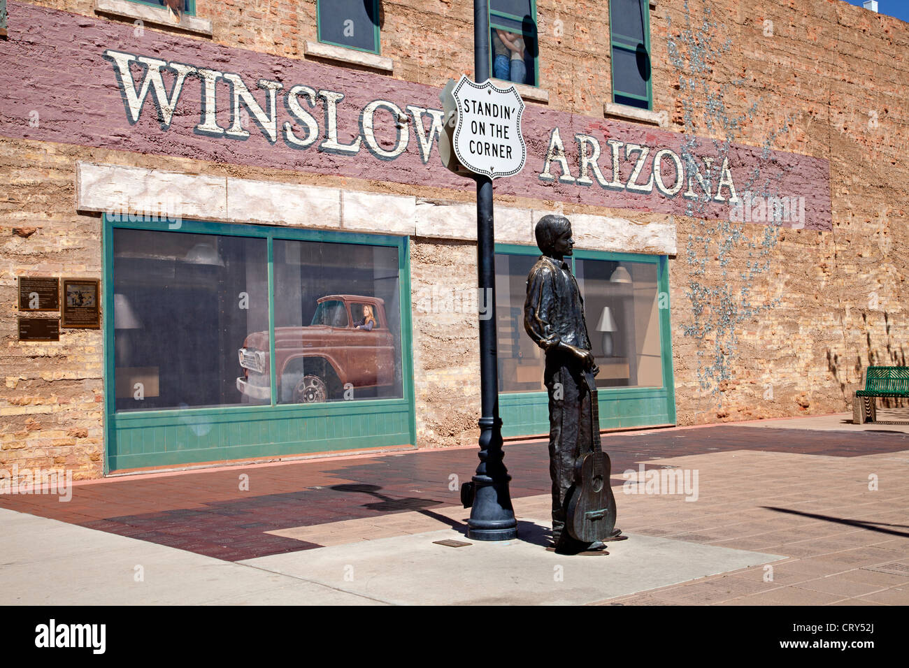 Standin' à l'angle Park à Winslow Arizona rend hommage à la Jackson Browne et Glenn Frey chanson 'Take it easy' Banque D'Images