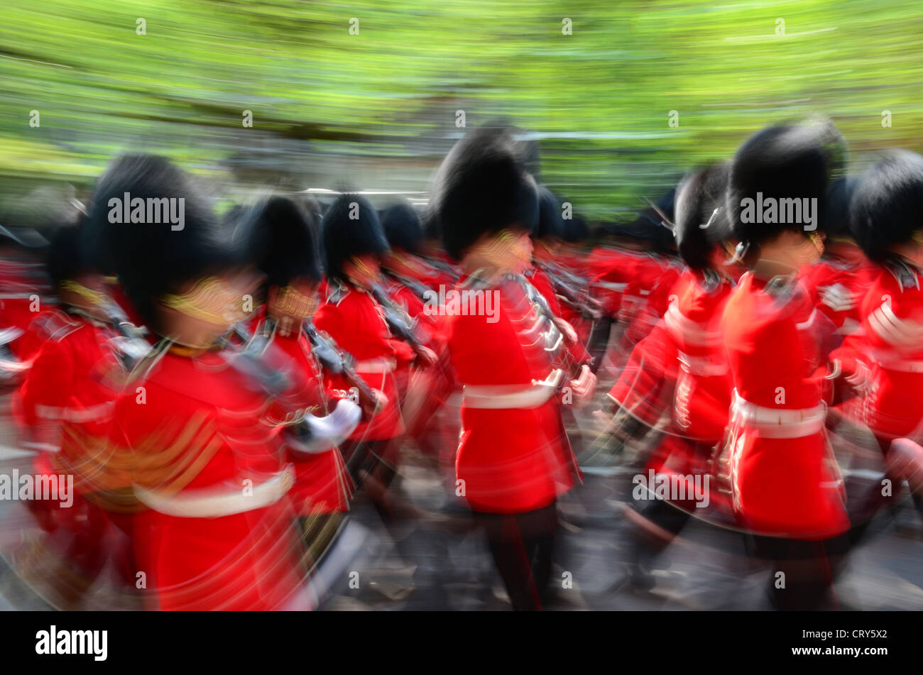 GUARDSMAN MARCHING IN THE BIRDCAGE WALK près de Buckingham Palace Londres Banque D'Images