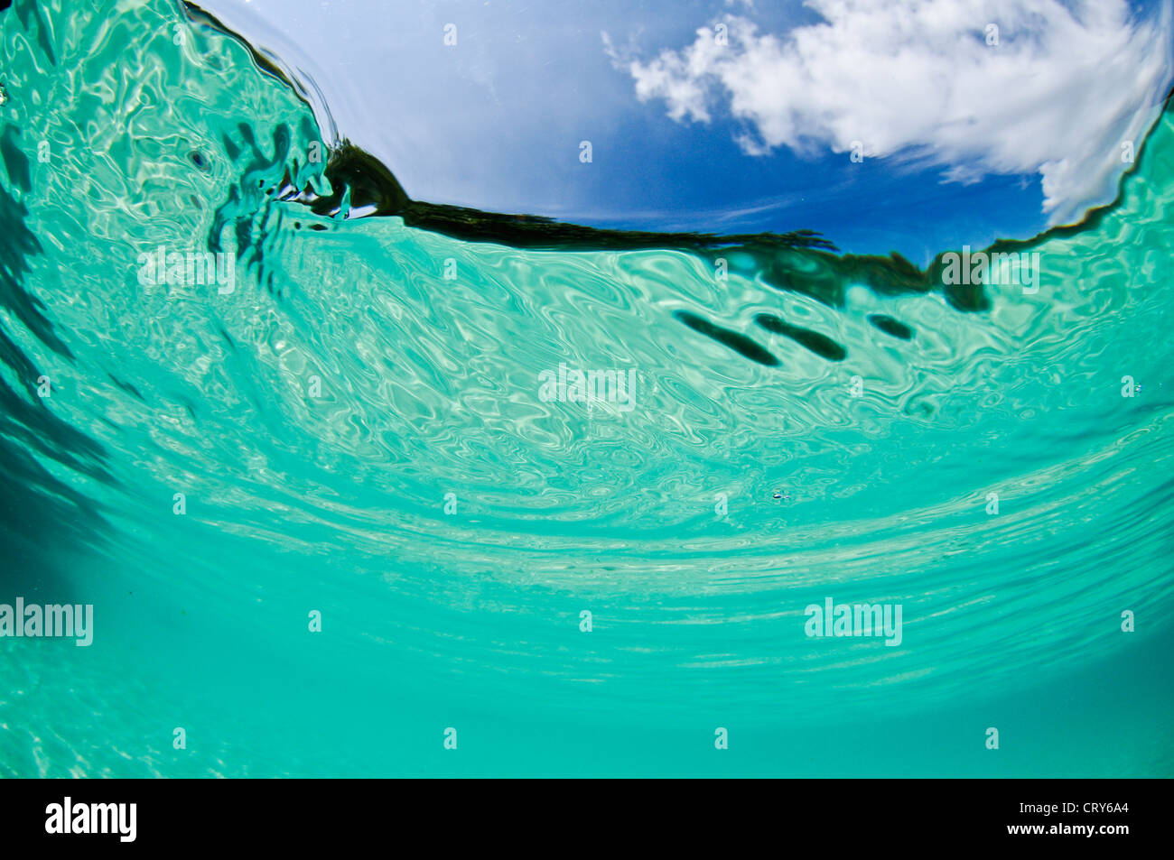 L'eau,océan et le ciel avec des nuages Banque D'Images